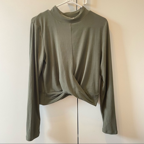 3/$25🌟Long sleeve crop top - Picture 2 of 8